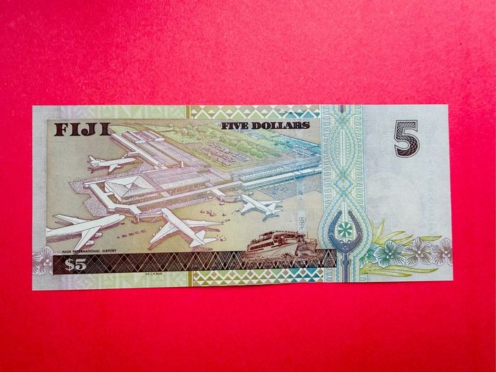 Fiji  5 Dollars   2002  Pick  105b  ( Uncirculated )