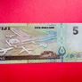 Fiji  5 Dollars   2002  Pick  105b  ( Uncirculated ) Image 2