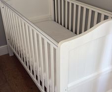 Nested cot (with mattress)