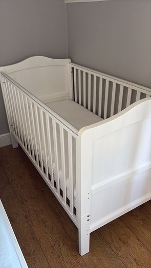 Nested cot (with mattress)