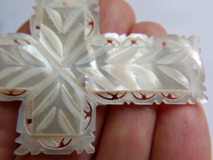 Vintage Dainty Round Star Carved White Mother of Pearl MOP Shell Pendant