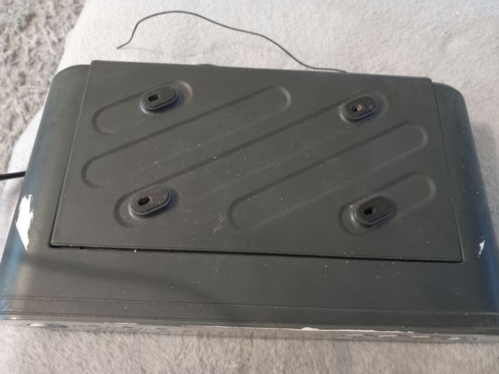 Bench clock radio