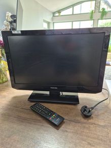 Toshiba 22" LCD TV with Remote & Stand - Fully Working