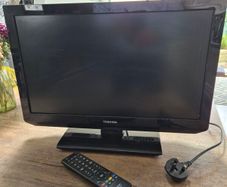 Toshiba 22" LCD TV with Remote & Stand - Fully Working