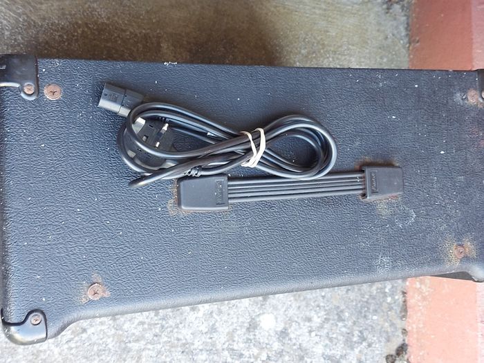 Large Marshall AMP, MG Series, 100 DFX, Output 100 watts RMS into 4 Ohms, very good condition, see pictures