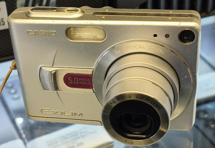 Casio EXILIM EX-Z50 Digital Camera 5 Megapixel 3x Optical Zoom 5.08 cm (2 Inch) Display