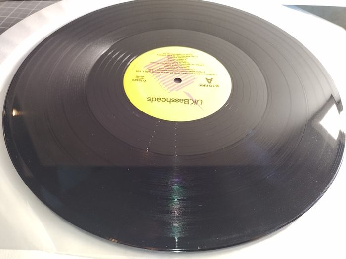 Bassheads - Is There Anybody Out There? - Deconstruction Records - BANGIN 90s Piano ACID Vocal HOUSE BANGER!