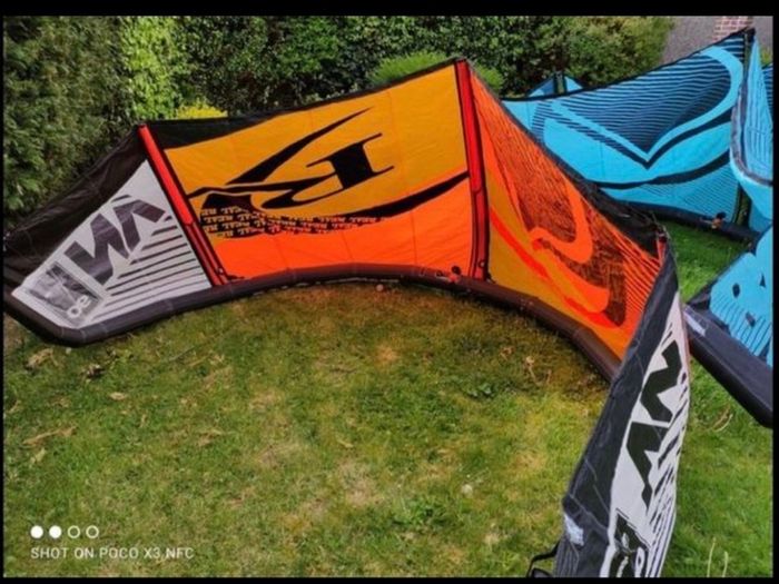 Liquid Force Kitesurf 3 Kites (10m, 8m, 6m) + 2 Control Bars