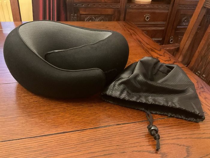 Travel  neck support pillow Reduced in black with a storage bag