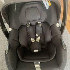 Maxi-cosi car seat and Iso-fix base