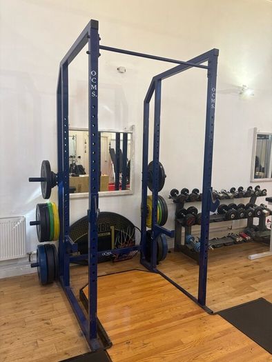 Squat rack and pull up bar, lifting platform