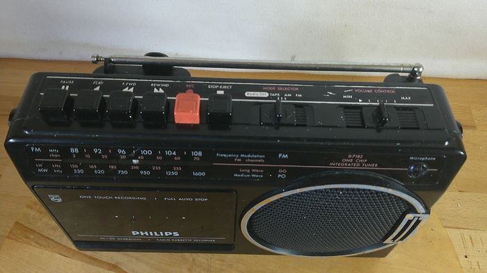 Vintage Philips D7182 Radio Cassette Recorder 3-Band FM/MW/LW Retro 1980s