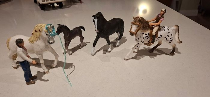 4 Schleich horses with 2 figures