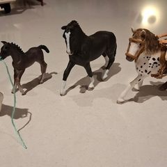 4 Schleich horses with 2 figures