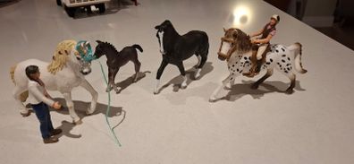 4 Schleich horses with 2 figures