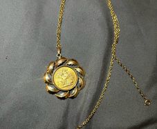A 22CT gold 1966 Sovereign English coin, on 9ct yellow gold chain/mount, gw 15.6 g.