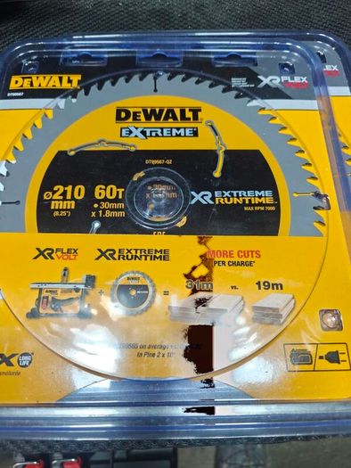 DeWalt extreme disc/blade 210mm 60T. 2 pieces.Bulk sale.