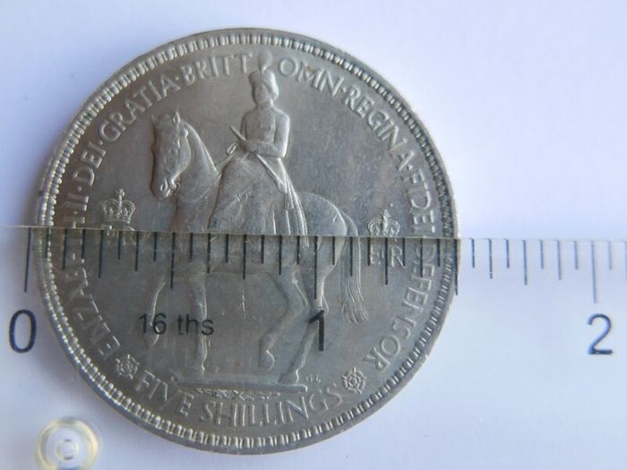 1953 Queen Elizabeth II Coronation Crown Royal Mint 5 Shilling Commemorative Coin