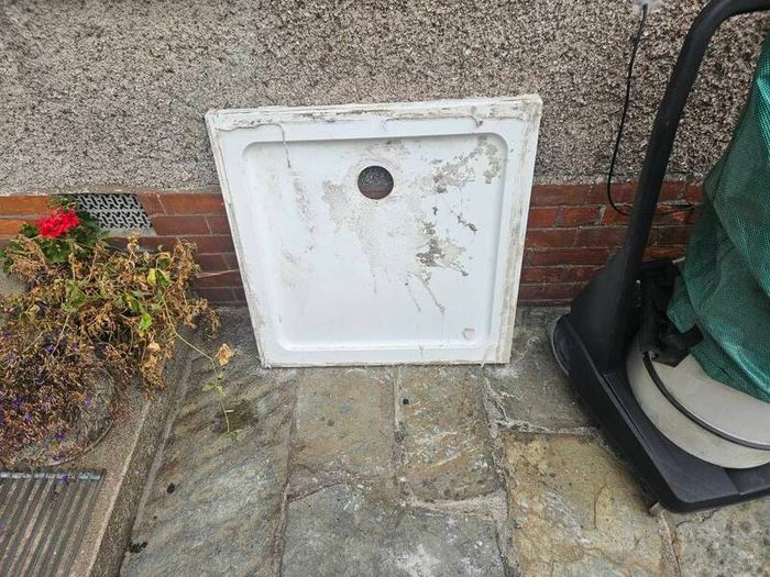 free bathroom suite and 760mmx760mm shower tray