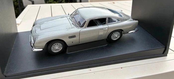 Autoart James Bond 1/18
