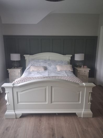 King sized bed and lockers