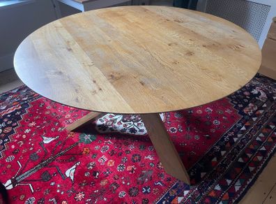 Scandinavian round table