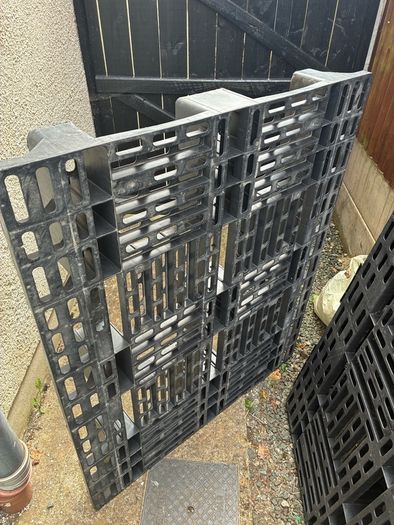 40 plastic pallets