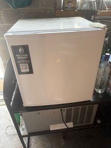 Small white Fridge With Ice Compartment For Sale