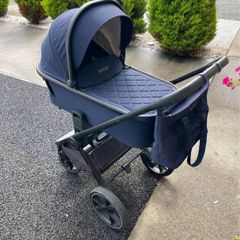 Venicci Tinum 3-in-1 Travel System with Avionaut Pixel Pro Car Seat + Isofix Base