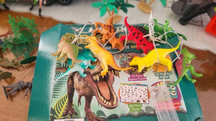 dinosaur truck & dinos