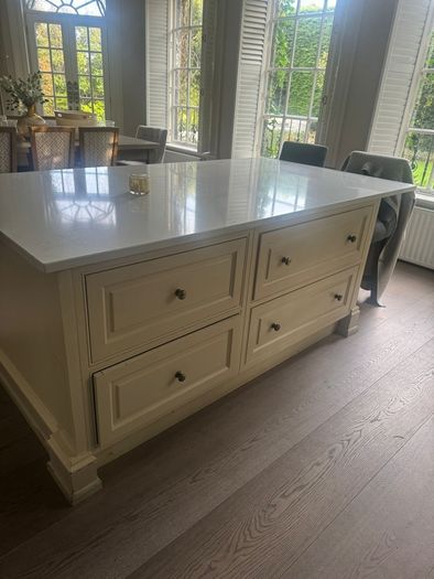 Kitchen island including quartz worktop