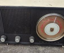 Vintage Philips table-top valve radio
