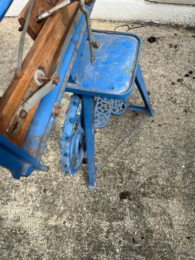 Vintage treadle fret saw. Needs blade