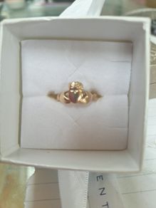 gold claddagh ring