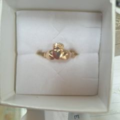gold claddagh ring