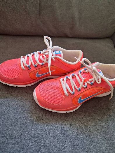 Ladies NIKE Trainers .. Size: 5 UK .. Like New ... Price Drop