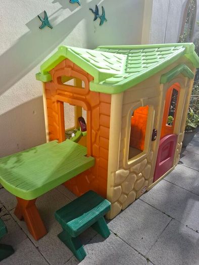 Little Tikes Playhouse with Picnic Table