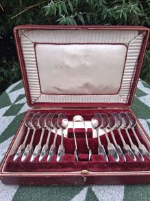 12 X John Round Fiddle Pattern Sterling Silver Teaspoons Plus Tongs (275 grams)