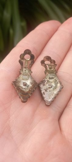 Vintage jewelry is sold individually for 5 to 10 euros