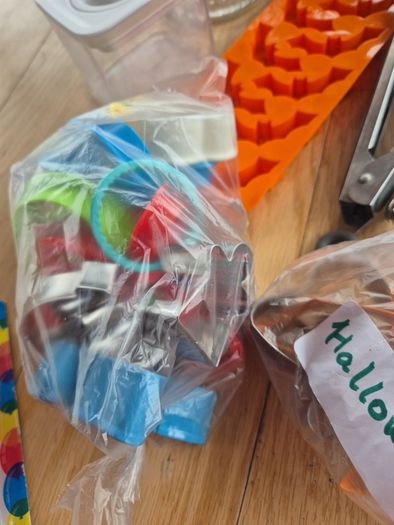 Kitchen items - bowls, serve ware, household etc.