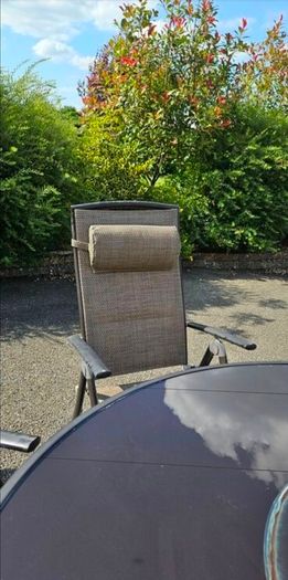 Garden furniture round table and 5 chairs.