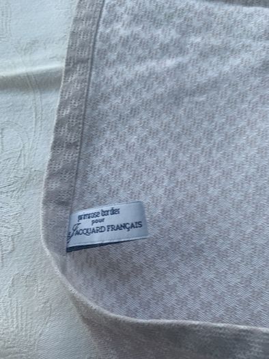 Jacquard Paris tablecloth and 8 napkins