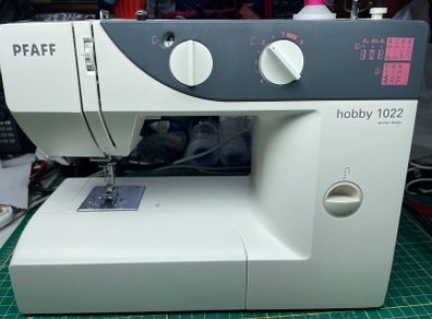 PFAFF hobby 1022 Sewing machine - Just Serviced - Excellent condition
