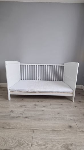 White cot bed.