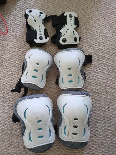 skateboard or rollerskate pads children