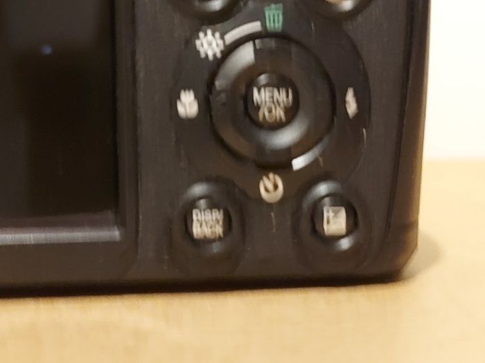 Fujifilm FinePix S5800 Digital Camera, Takes 4 AA Batteries, not powering on, for parts or repair