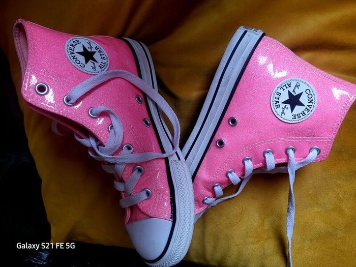 pink converse