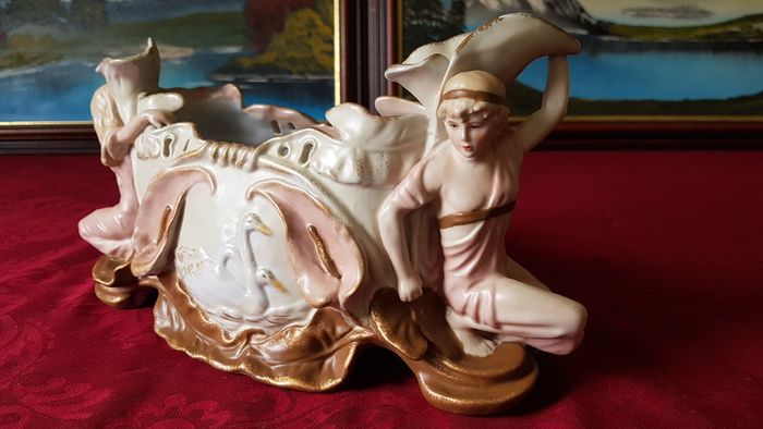 Circa 1897-1906 Collector's Piece Antique  Ernst Wahliss Depose EW Turn Wien Large Porcelain Centerpiece Vase / Jardiniere  Made In Austria