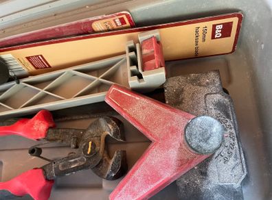 Wet Tile Saw and extendable table, and case of tools for measuring and cutting tiles
