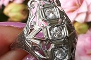 Antique Art Deco Diamond and 18 Carat White Gold Ring